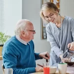 Polnische Pflegekraft unterstützt Seniorin bei der häuslichen Pflege