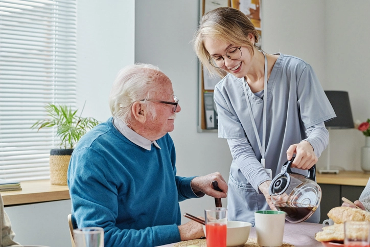 Polnische Pflegekraft unterstützt Seniorin bei der häuslichen Pflege