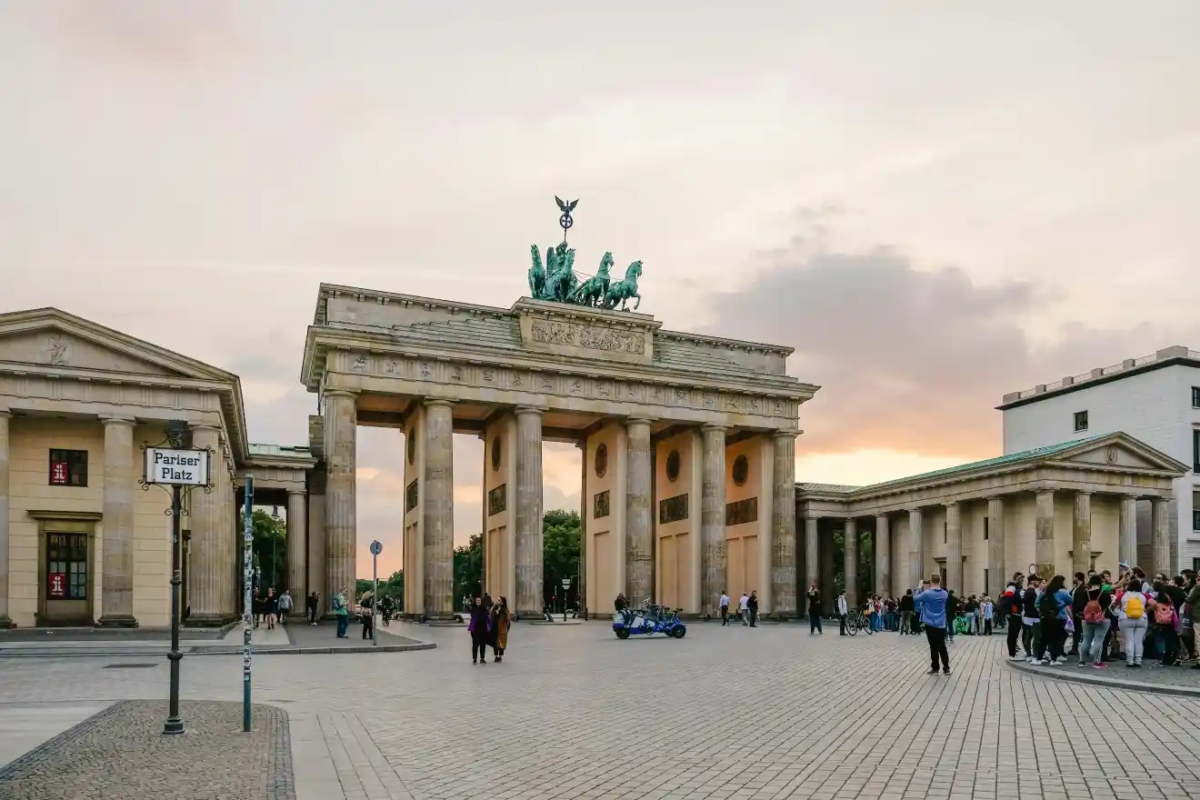 Brandenburger Tor in Berlin – Symbol für unsere 24-Stunden-Pflege in Berlin, die Senioren liebevolle Betreuung in ihrem Zuhause bietet.