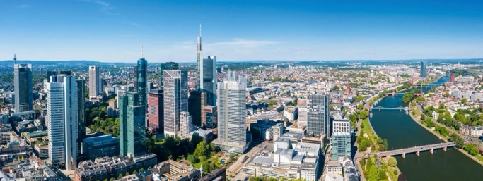 Skyline von Frankfurt am Main – Symbol für unsere 24-Stunden-Pflege und individuelle Seniorenbetreuung in allen Stadtteilen der Stadt.