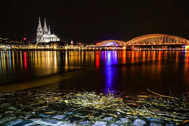 Die Hohenzollernbrücke in Köln bei Nacht – Symbolbild für 24-Stunden-Pflege und Seniorenbetreuung in Köln